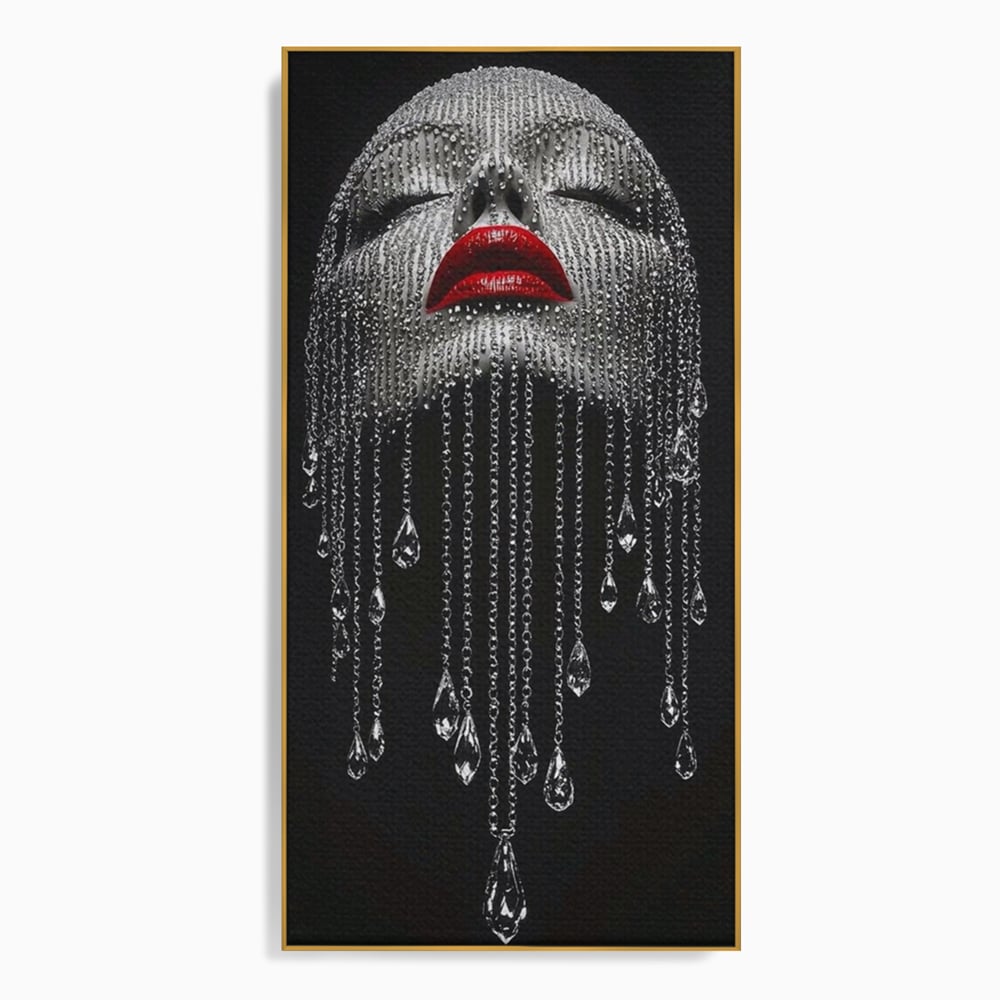 Tablou canvas cu tablou portret femeie cu cristale si buze rosii, in rama de aluminiu auriu